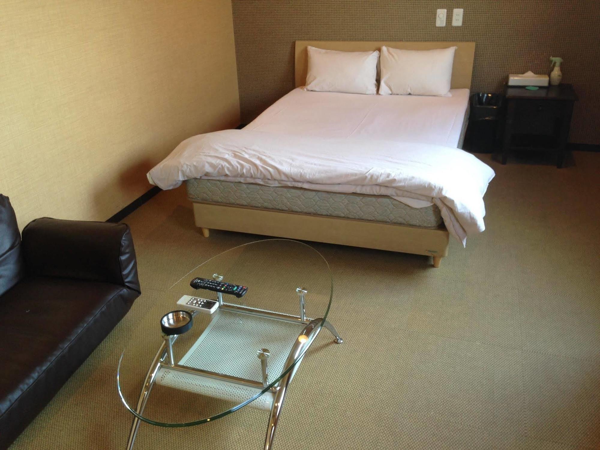 Uehonmachi Plaza Hotel (Adults Only) Осака Екстериор снимка
